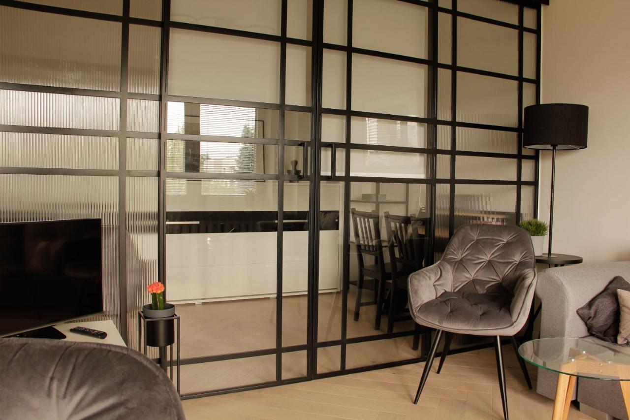 Luxurious, Spacious, Modern Gem. Great Location ! *