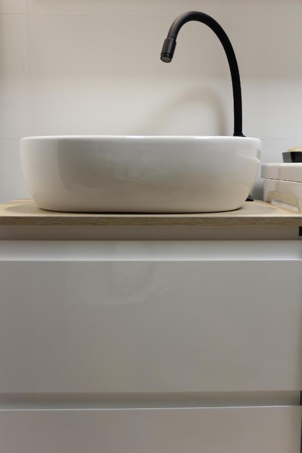 Luxurious, Spacious, Modern Gem. Great Location ! Appartement *