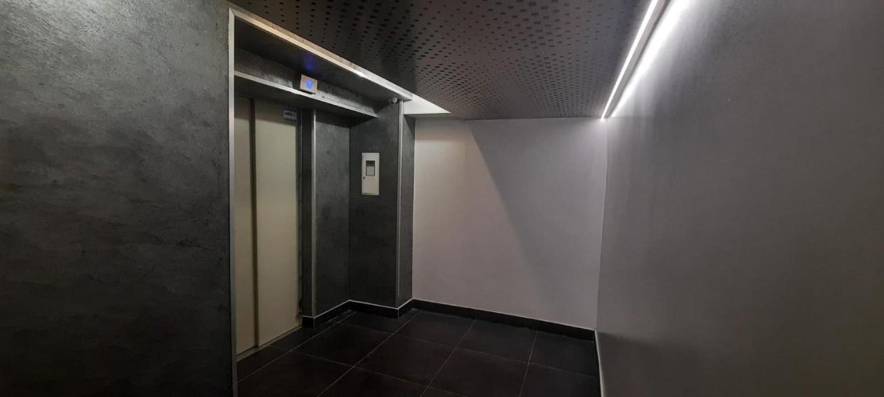 Luxurious, Spacious, Modern Gem. Great Location ! Warschau